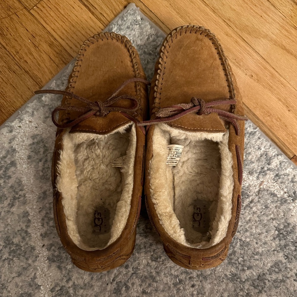 Women’s UGG Moccasin Size 8